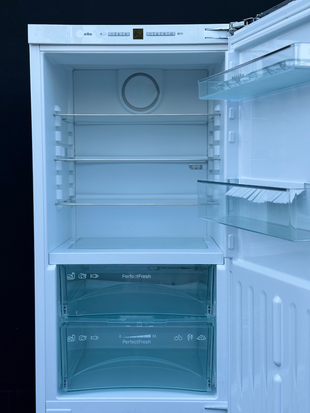 Вбудований холодильник б/у  NoFrost BioFresh KFN 37282 iD.